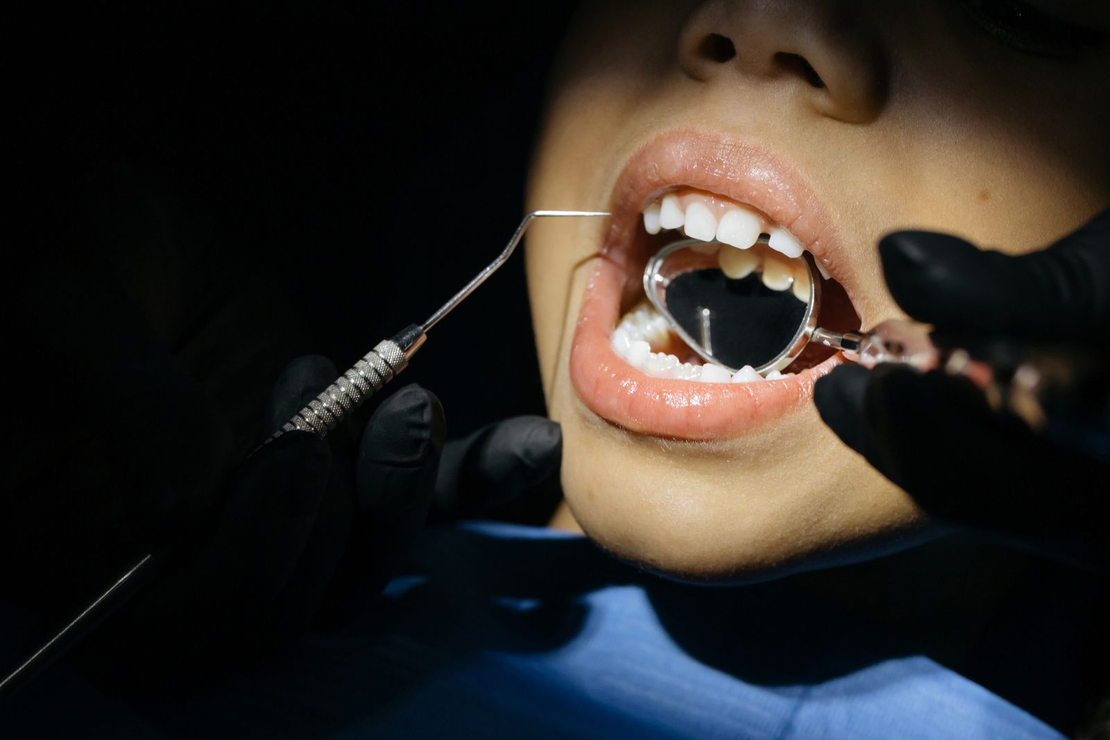Revisión dental a un niño en consulta de odontopediatría
